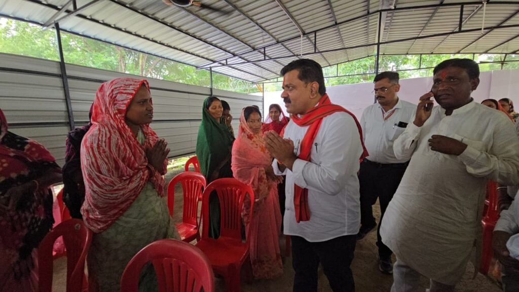 *प्रदेश में पहली बार दीपावली पर उपमुख्यमंत्री विजय शर्मा ने किया स्वच्छता दीदियों व कमांडो के साथ जलपान एवं स्नेहिल सम्मान 4 1005721432 *प्रदेश में पहली बार दीपावली पर उपमुख्यमंत्री विजय शर्मा ने किया स्वच्छता दीदियों व कमांडो के साथ जलपान एवं स्नेहिल सम्मान