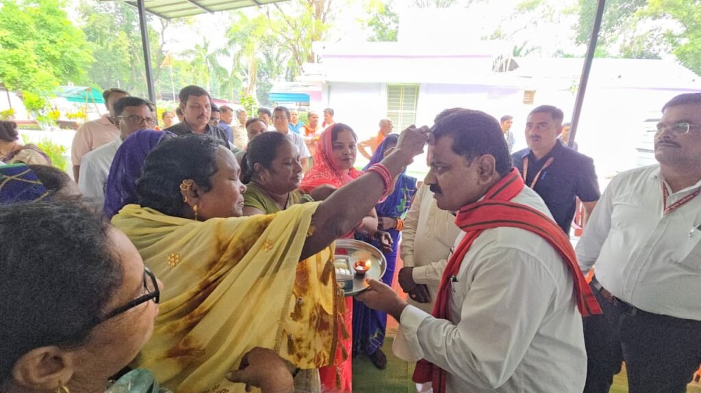 *प्रदेश में पहली बार दीपावली पर उपमुख्यमंत्री विजय शर्मा ने किया स्वच्छता दीदियों व कमांडो के साथ जलपान एवं स्नेहिल सम्मान 3 1005721433 *प्रदेश में पहली बार दीपावली पर उपमुख्यमंत्री विजय शर्मा ने किया स्वच्छता दीदियों व कमांडो के साथ जलपान एवं स्नेहिल सम्मान