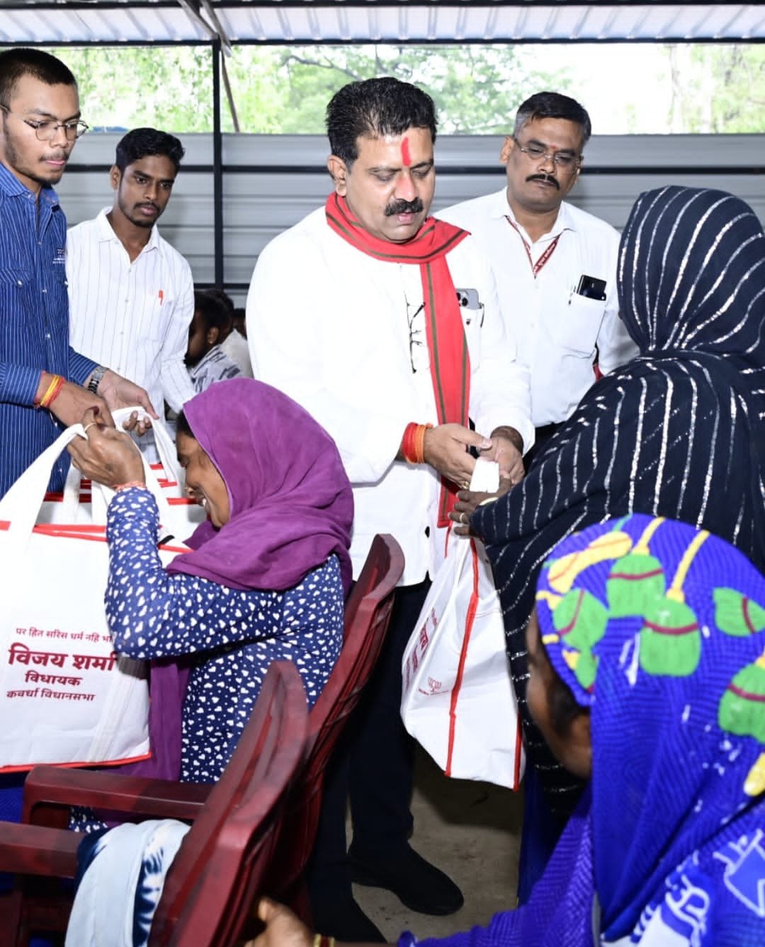 *प्रदेश में पहली बार दीपावली पर उपमुख्यमंत्री विजय शर्मा ने किया स्वच्छता दीदियों व कमांडो के साथ जलपान एवं स्नेहिल सम्मान 1 IMG 20251020 WA0286 *प्रदेश में पहली बार दीपावली पर उपमुख्यमंत्री विजय शर्मा ने किया स्वच्छता दीदियों व कमांडो के साथ जलपान एवं स्नेहिल सम्मान