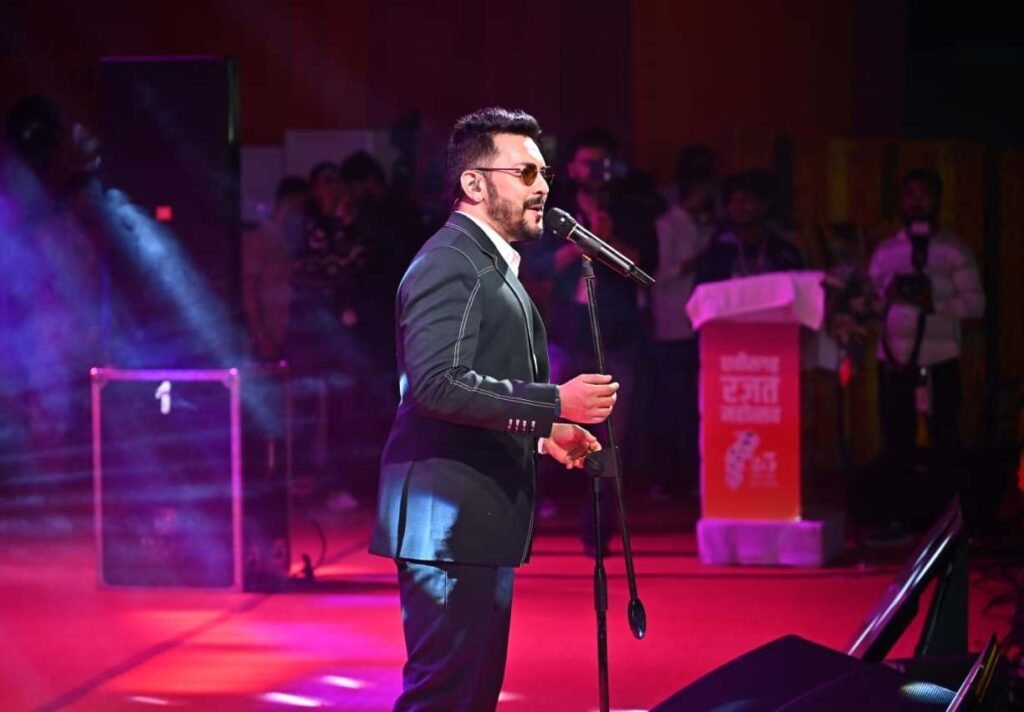 1005832557 राज्योत्सव में बॉलीवुड के पार्श्व गायक आदित्य नारायण सहित छत्तीसगढ़ के कलाकार सुनील तिवारी ने बिखेरा रंग