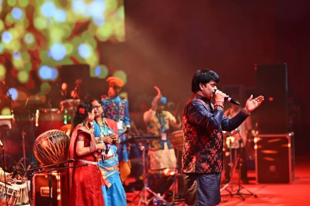 1005833630 राज्योत्सव में बॉलीवुड के पार्श्व गायक आदित्य नारायण सहित छत्तीसगढ़ के कलाकार सुनील तिवारी ने बिखेरा रंग
