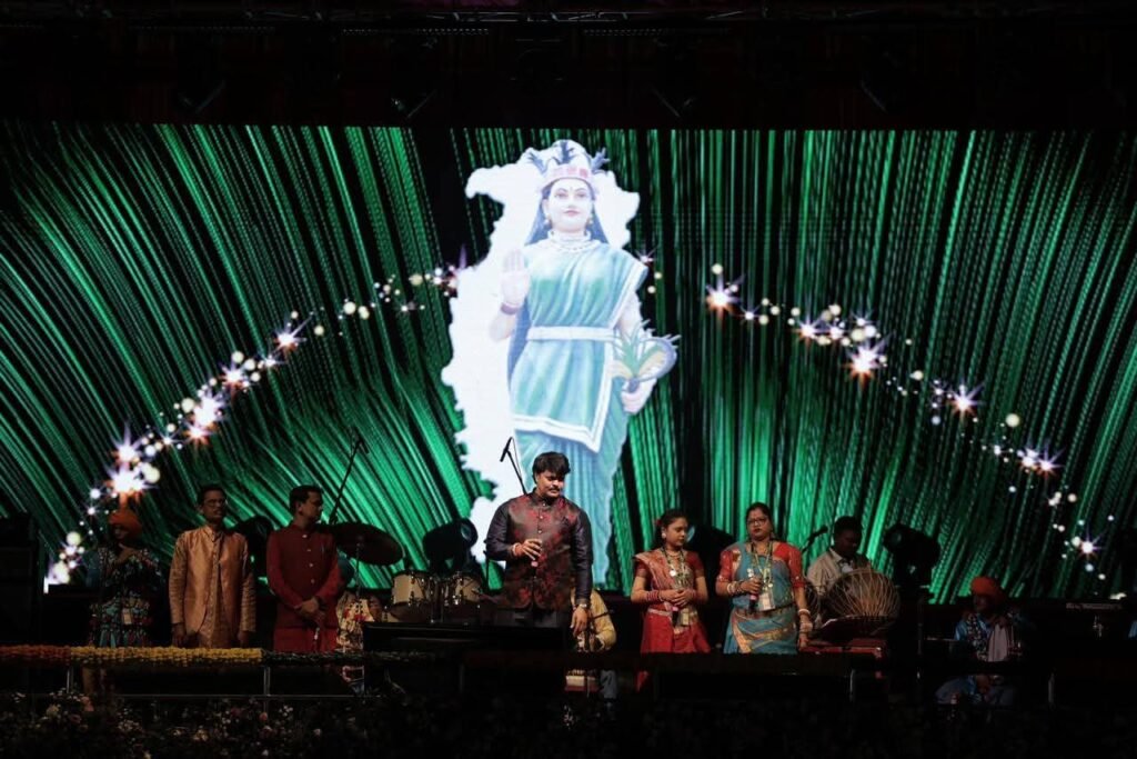 1005833634 राज्योत्सव में बॉलीवुड के पार्श्व गायक आदित्य नारायण सहित छत्तीसगढ़ के कलाकार सुनील तिवारी ने बिखेरा रंग