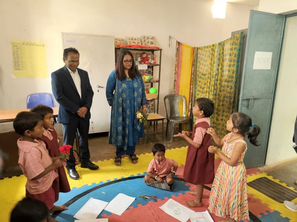 1006075243 मोहला-मानपुर-अंबागढ़ चौकी जिले के प्रभारी सचिव पीएस एल्मा ने धान उपार्जन केंद्रों का किया निरीक्षण