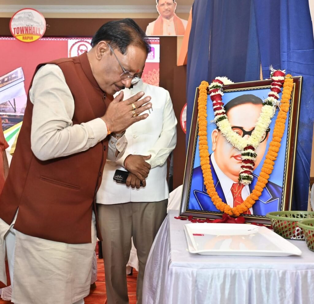 1006075342 मुख्यमंत्री विष्णु देव साय संविधान दिवस के अवसर पर आयोजित “हमारा संविधान, हमारा स्वाभिमान” कार्यक्रम में हुए शामिल