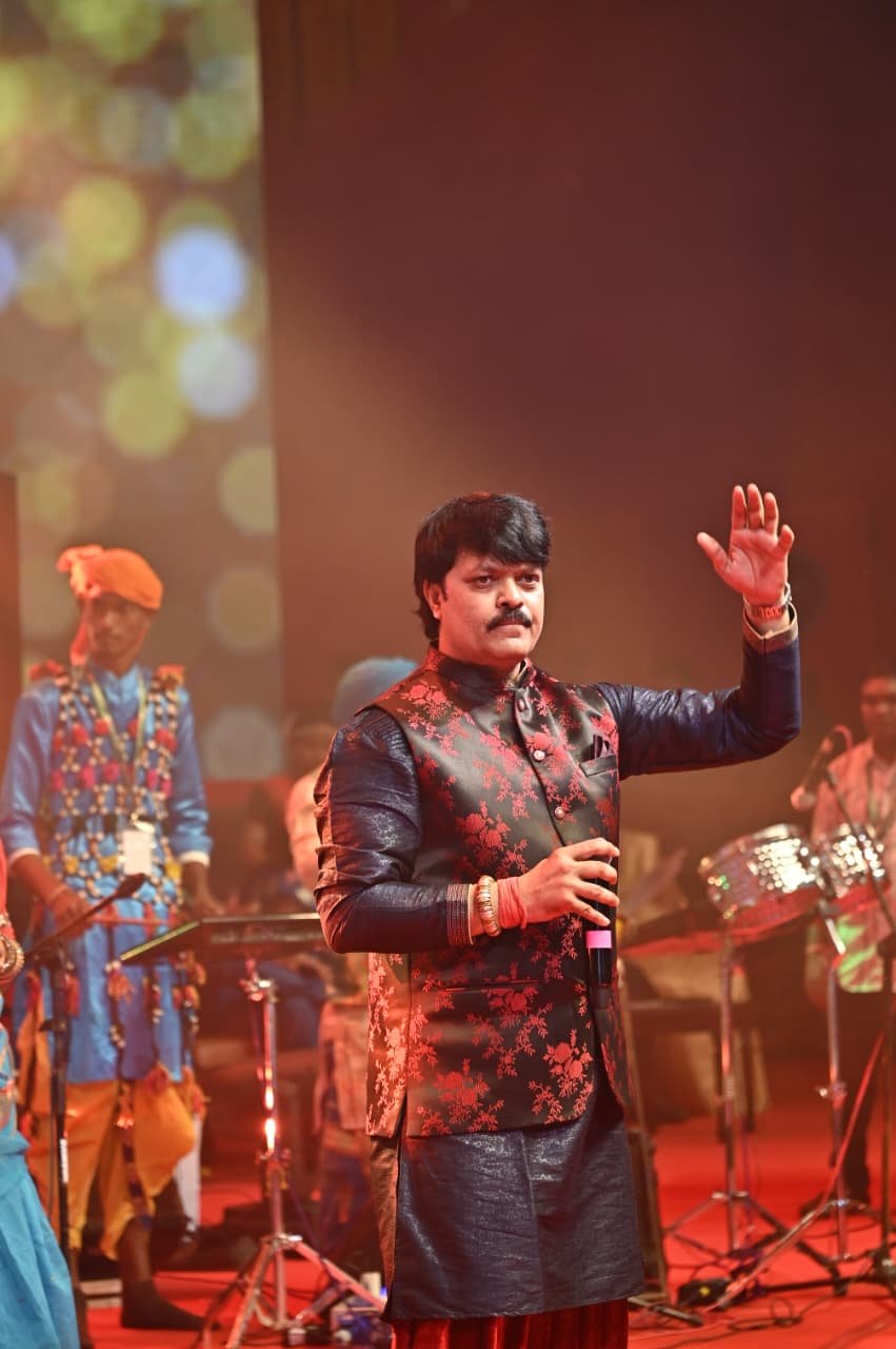 IMG 20251103 WA0315 राज्योत्सव में बॉलीवुड के पार्श्व गायक आदित्य नारायण सहित छत्तीसगढ़ के कलाकार सुनील तिवारी ने बिखेरा रंग