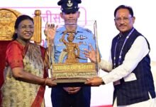 IMG 20251120 WA0914 जनजातीय गौरव दिवस समारोह का ऐतिहासिक क्षण : मुख्यमंत्री साय ने राष्ट्रपति द्रौपदी मुर्मु को भेंट की धरती आबा भगवान बिरसा मुंडा की प्रतिमा