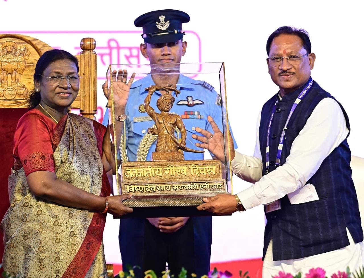 IMG 20251120 WA0914 जनजातीय गौरव दिवस समारोह का ऐतिहासिक क्षण : मुख्यमंत्री साय ने राष्ट्रपति द्रौपदी मुर्मु को भेंट की धरती आबा भगवान बिरसा मुंडा की प्रतिमा