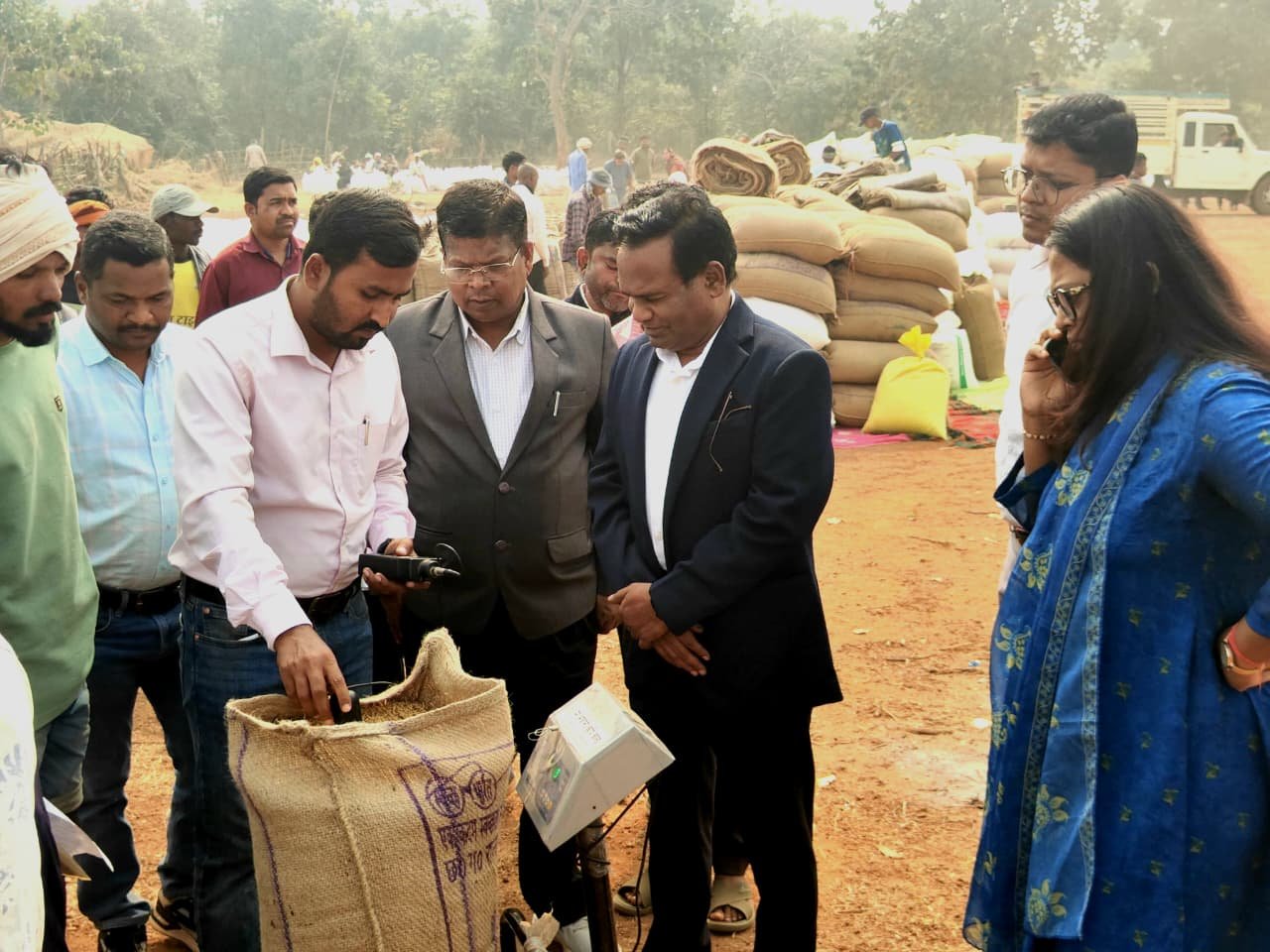 IMG 20251126 WA0814 मोहला-मानपुर-अंबागढ़ चौकी जिले के प्रभारी सचिव पीएस एल्मा ने धान उपार्जन केंद्रों का किया निरीक्षण