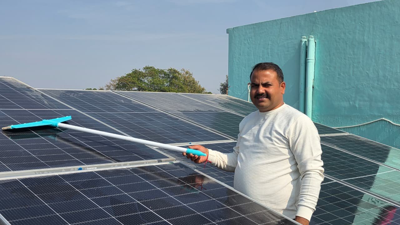 IMG 20251129 WA0351 पीएम सूर्य घर-मुफ्त बिजली योजना से उपभोक्ता अतिरिक्त बिजली बेचकर बन रहे हैं ऊर्जादाता