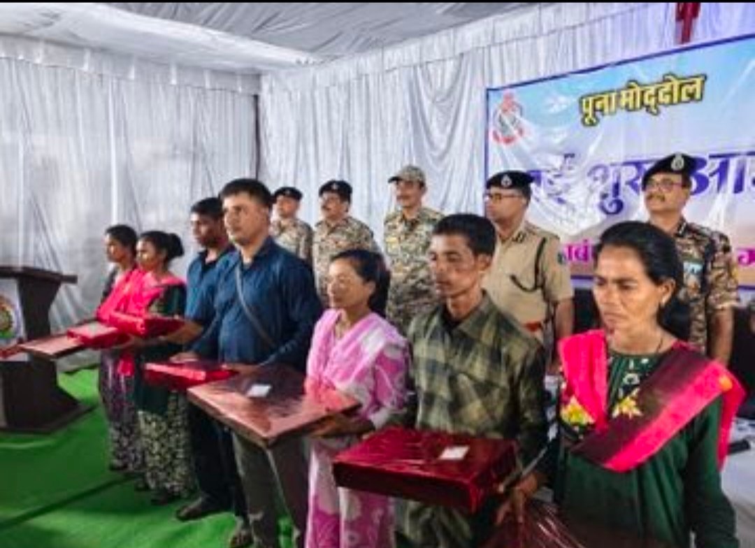 IMG 20251108 011410 37 लाख रुपये के इनामी 7 नक्सलियों ने गरियाबंद पुलिस के सामने किया आत्मसमर्पण