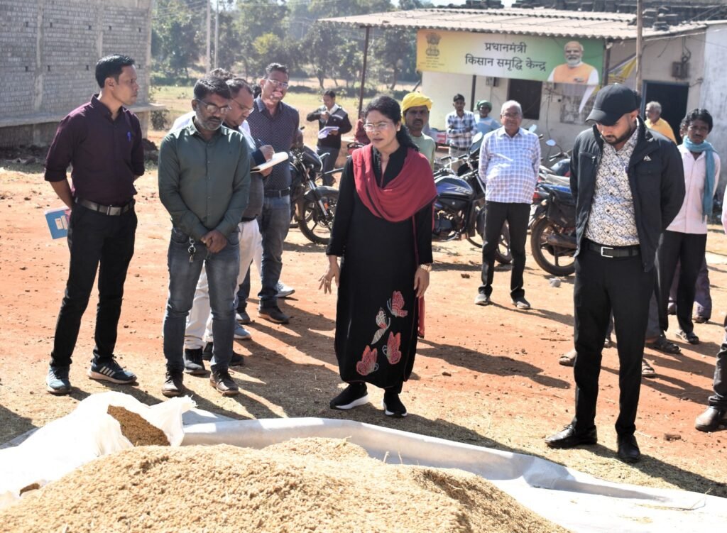 1006284519 धान खरीदी केंद्रों का कलेक्टर ने किया आकस्मिक निरीक्षण,निर्धारित मात्रा से अधिक धान तौलने पर चिखलाकसा केंद्र प्रबंधक को नोटिस