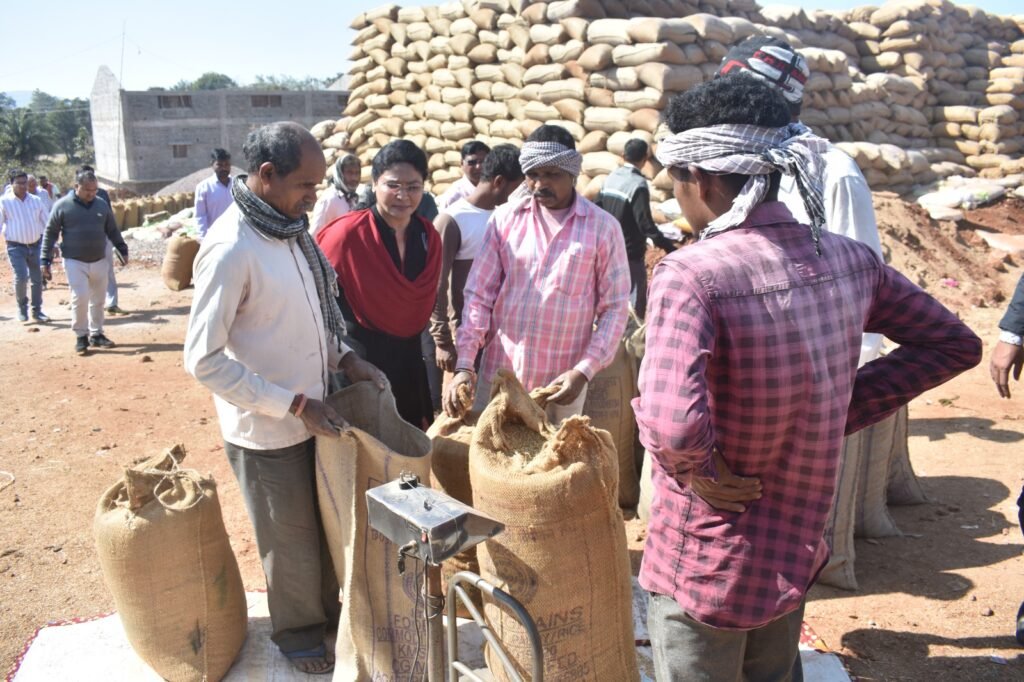 1006284527 धान खरीदी केंद्रों का कलेक्टर ने किया आकस्मिक निरीक्षण,निर्धारित मात्रा से अधिक धान तौलने पर चिखलाकसा केंद्र प्रबंधक को नोटिस