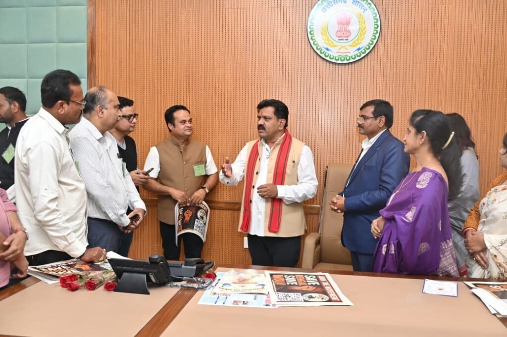 छत्तीसगढ़ में बंगाली समाज की 'सेव बंगाल सेव इंडिया' मुहिम के पोस्टर का उप मुख्यमंत्री विजय शर्मा ने किया अनावरण 2 2a44be5d 28f0 4180 b107 3fc5e41321a7 छत्तीसगढ़ में बंगाली समाज की 'सेव बंगाल सेव इंडिया' मुहिम के पोस्टर का उप मुख्यमंत्री विजय शर्मा ने किया अनावरण