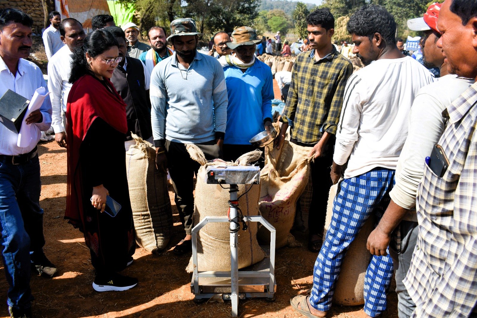 IMG 20251219 WA0401 धान खरीदी केंद्रों का कलेक्टर ने किया आकस्मिक निरीक्षण,निर्धारित मात्रा से अधिक धान तौलने पर चिखलाकसा केंद्र प्रबंधक को नोटिस