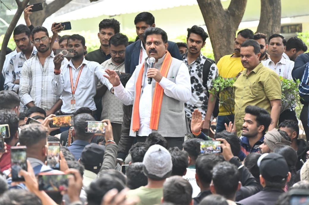 IMG 20251221 WA0371 आरक्षक भर्ती प्रक्रिया में पारदर्शिता के लिए शासन पूरी तरह प्रतिबद्ध - उपमुख्यमंत्री विजय शर्मा