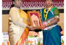 IMG 20251209 214633 छत्तीसगढ़ की गौरवशाली धातुकला को राष्ट्रीय पहचान: ढोकरा–बेलमेटल शिल्पकार हीराबाई झरेका बघेल को मिला राष्ट्रीय पुरस्कार