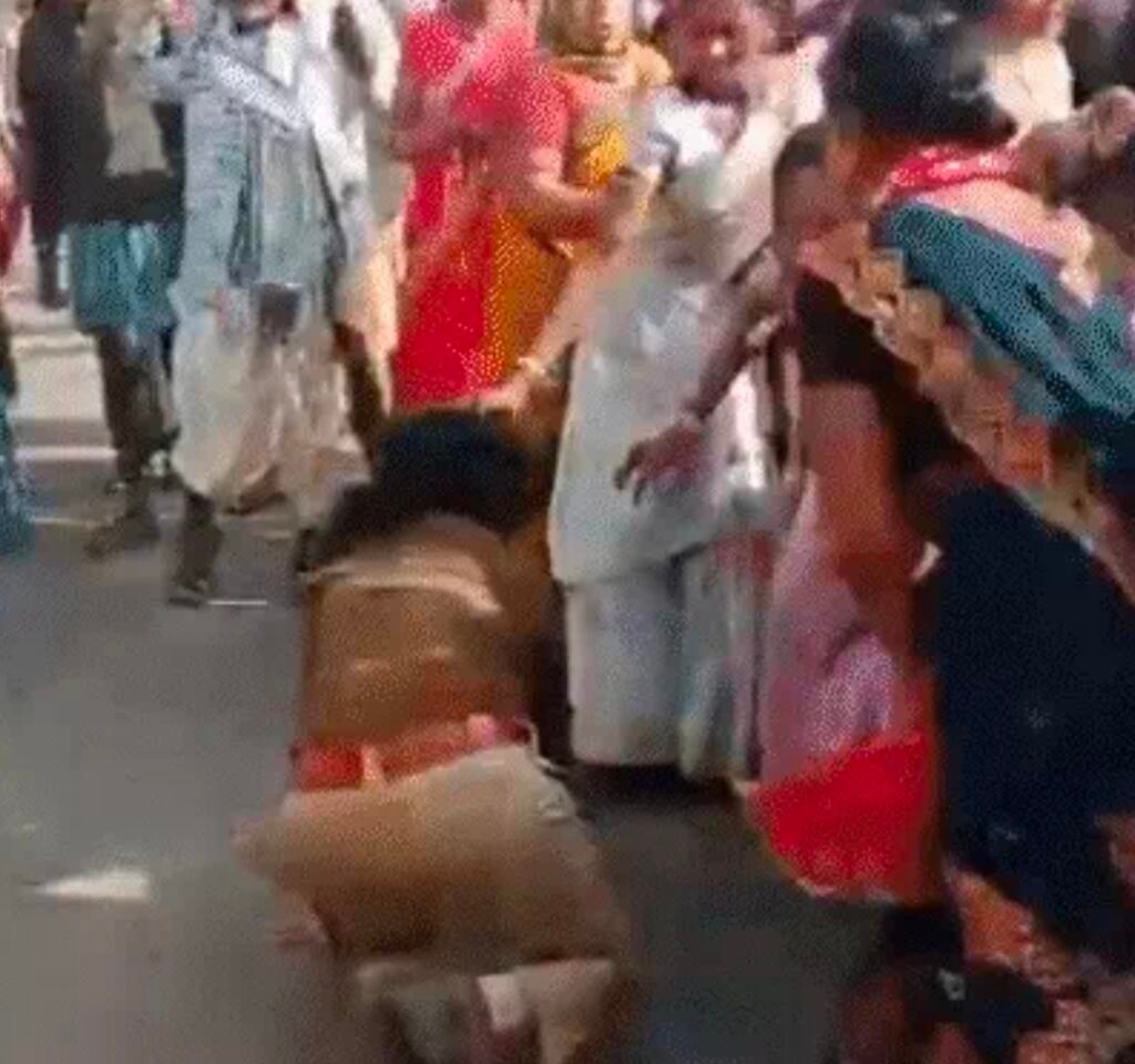 छत्तीसगढ़ को शर्मशार करने वाली घटना ,महिला आरक्षक को अर्धनग्न कर आंदोलनकारियों ने लिया कानून हाथ में 2 1006409666 छत्तीसगढ़ को शर्मशार करने वाली घटना ,महिला आरक्षक को अर्धनग्न कर आंदोलनकारियों ने लिया कानून हाथ में