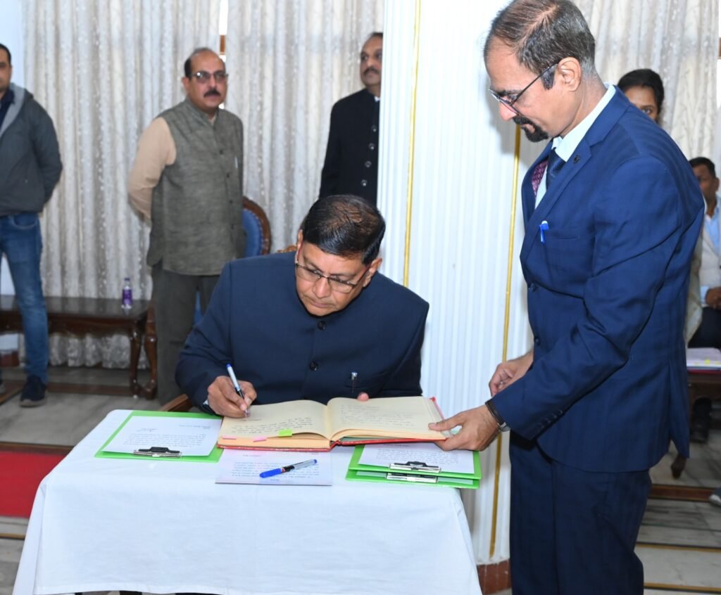 1006559089 राज्यपाल डेका ने अमिताभ जैन को मुख्य सूचना आयुक्त एवं अग्रवाल और शिरीष मिश्रा को राज्य सूचना आयुक्त पद की शपथ दिलाई
