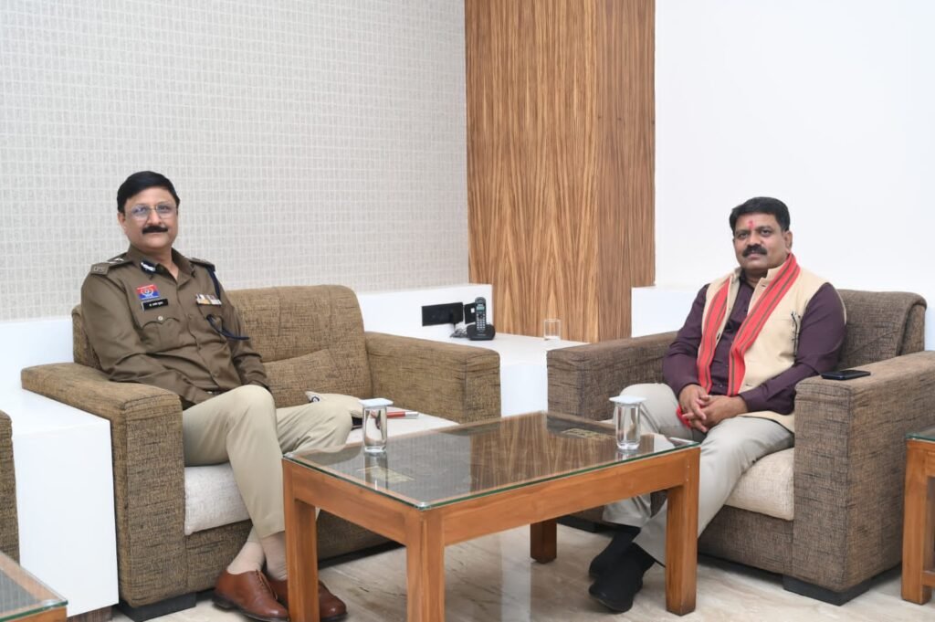 1006592464 रायपुर के नवनियुक्त प्रथम पुलिस कमिश्नर संजीव शुक्ला ने उपमुख्यमंत्री विजय शर्मा से की सौजन्य भेंट