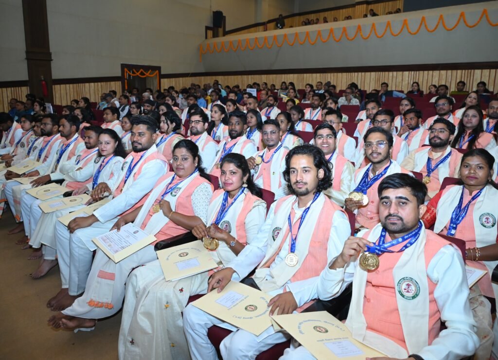 इंदिरा कला संगीत विश्वविद्यालय का दीक्षांत समारोह राज्यपाल रमेन डेका के हाथों 5 को डी.लिट्, 64 को शोध उपाधि तथा 236 विद्यार्थियों को मिला पदक 3 1006641546 इंदिरा कला संगीत विश्वविद्यालय का दीक्षांत समारोह राज्यपाल रमेन डेका के हाथों 5 को डी.लिट्, 64 को शोध उपाधि तथा 236 विद्यार्थियों को मिला पदक