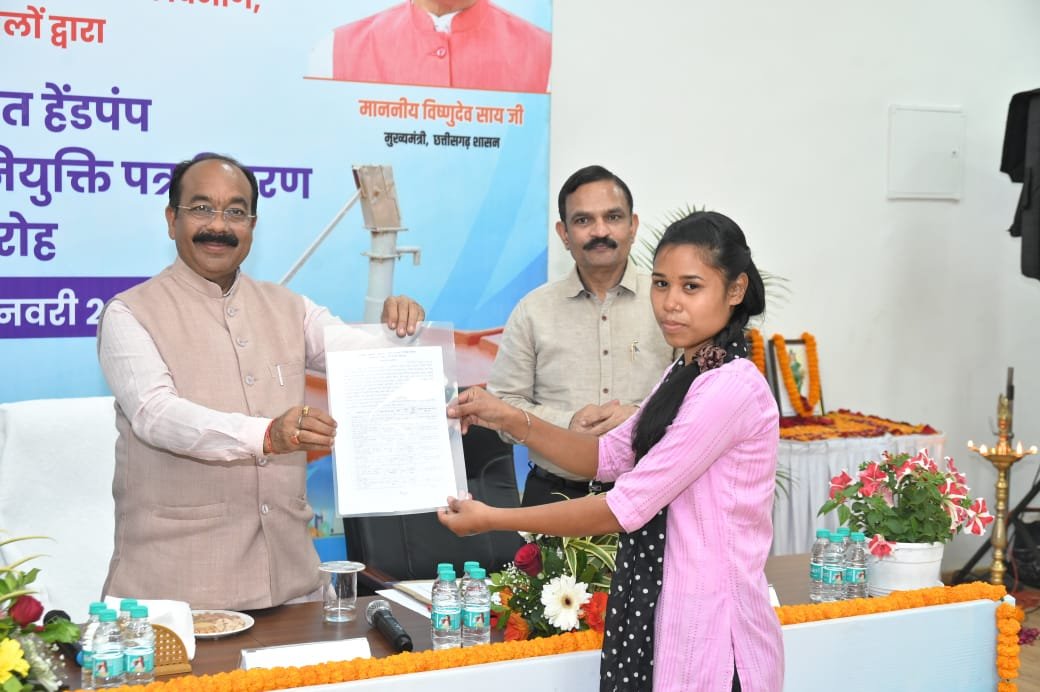 IMG 20260116 WA0444 44 हैंडपंप तकनीशियनों को मिला नियुक्ति पत्र उप मुख्यमंत्री नेअच्छा व्यवहार रखकर ईमानदारी से काम करने की दी सीख