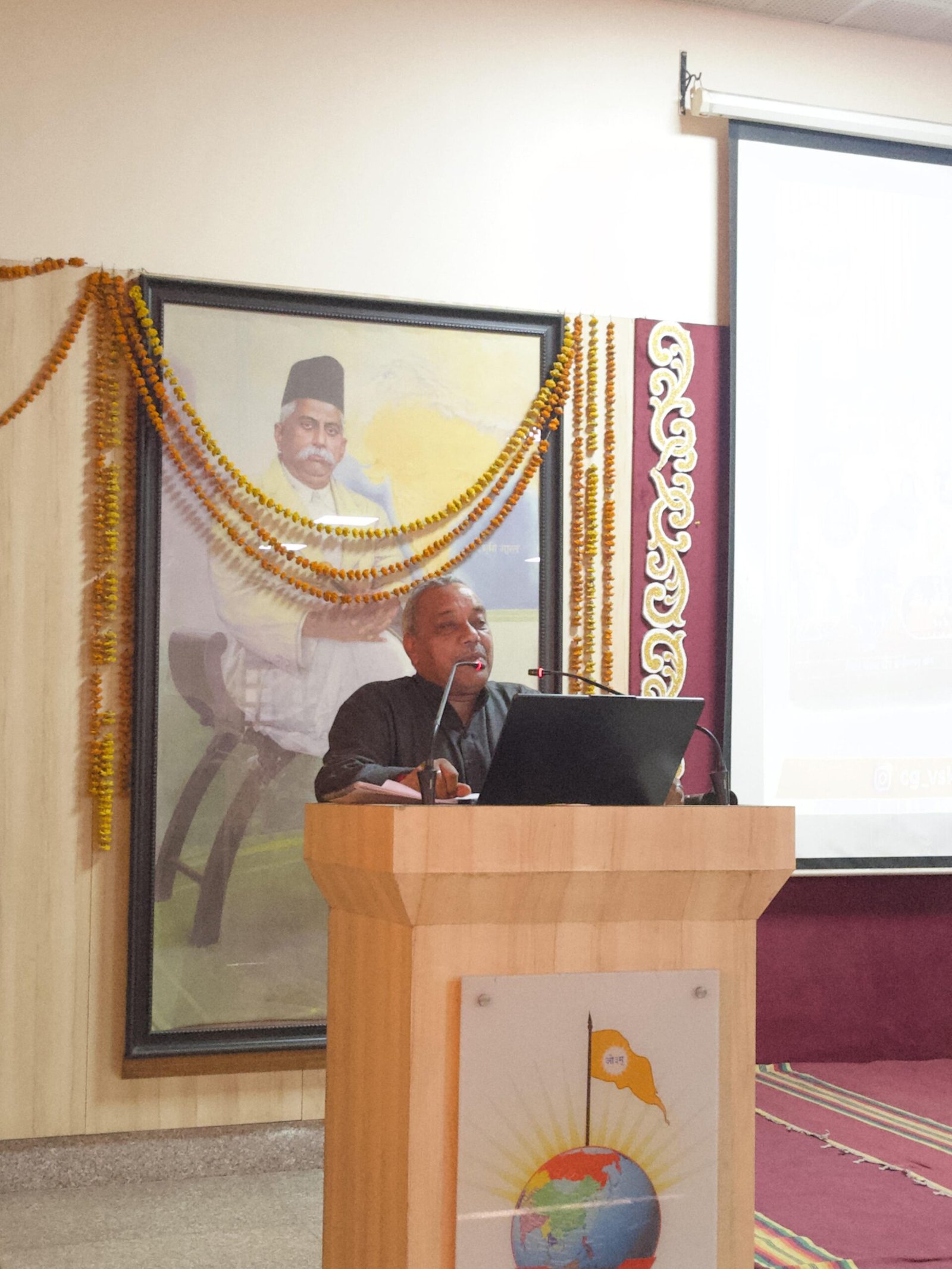 IMG 20260117 WA0527 scaled विश्व संवाद केंद्र छत्तीसगढ़ के विशेषांक समरस छत्तीसगढ़ का विमोचन,हर व्यक्ति के आचरण में हो सामाजिक समरसता : रामदत्त चक्रधर