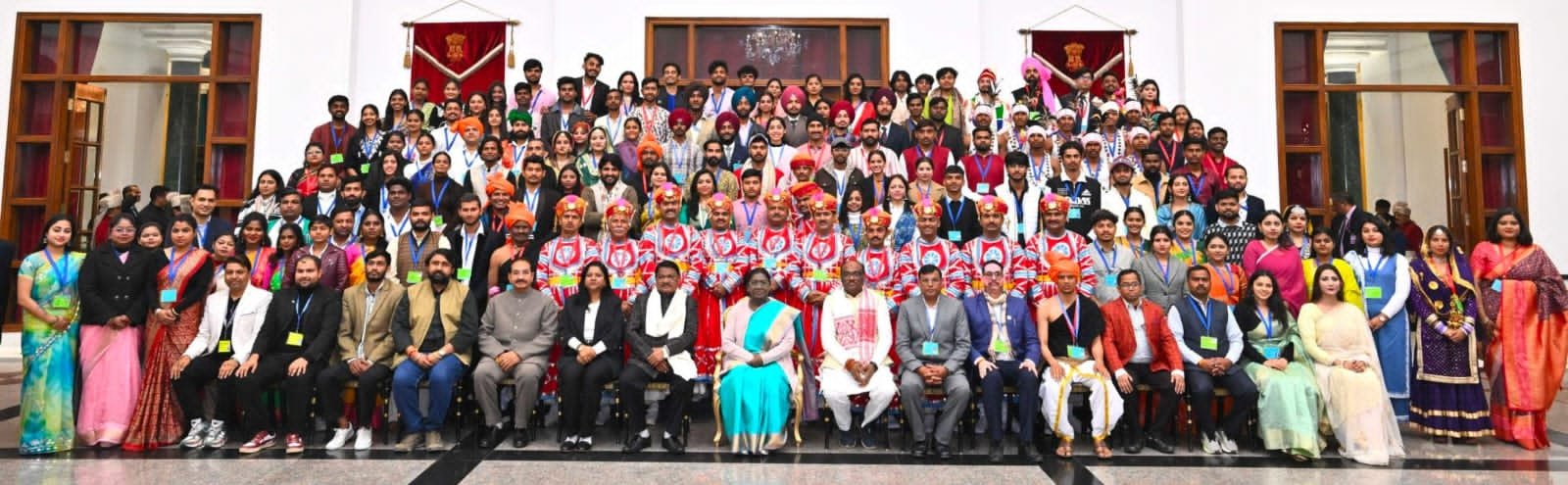 राष्ट्रपति भवन में छत्तीसगढ़ के कलाकारों का सम्मान,राष्ट्रपति द्रौपदी मुर्मु ने सराही जनजातीय कला, कलाकार हुए भावविभोर 1 IMG 20260127 WA0385 राष्ट्रपति भवन में छत्तीसगढ़ के कलाकारों का सम्मान,राष्ट्रपति द्रौपदी मुर्मु ने सराही जनजातीय कला, कलाकार हुए भावविभोर