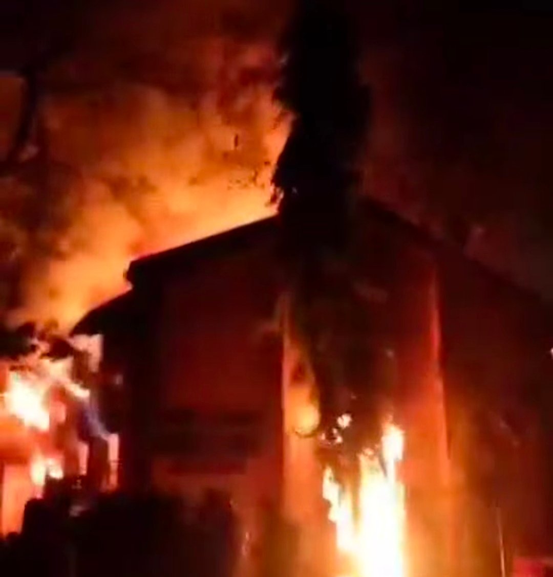 IMG 20260117 235740 जिला शिक्षा अधिकारी कार्यालय में भीषण आग ,जरूरी दस्तावेज मिनटों में हुए खाक ?