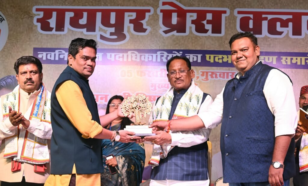 1006704683 मुख्यमंत्री साय प्रेस क्लब रायपुर के पदभार ग्रहण समारोह में हुए शामिल, नवनिर्वाचित पदाधिकारियों को दी बधाई