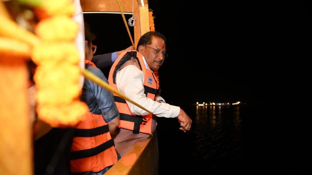 1006819845 मुख्यमंत्री ने झुमका जलाशय में बोटिंग और वाटर स्पोर्ट सुविधाओं का किया अवलोकन, ओपन थिएटर का किया लोकार्पण