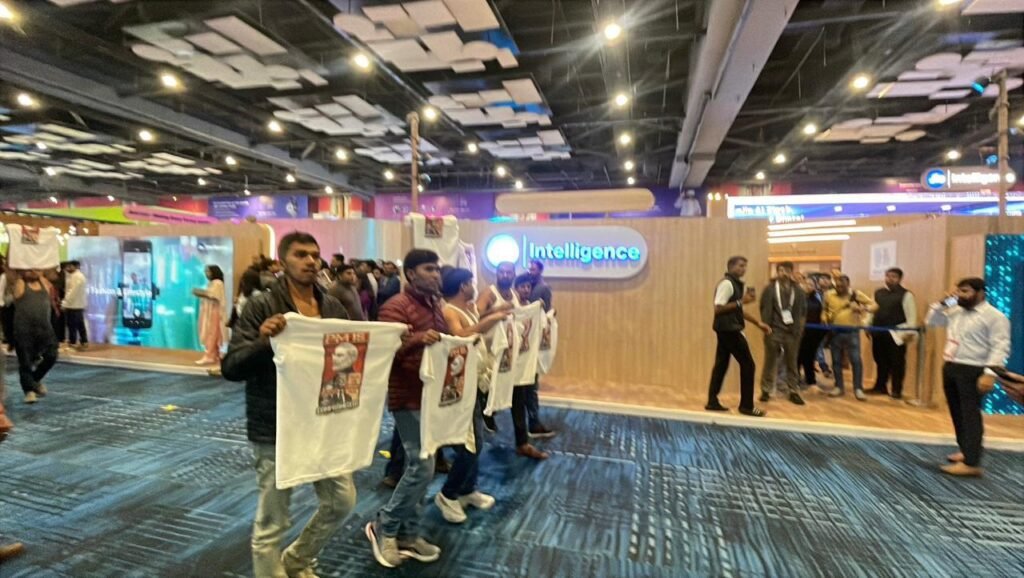 ‘एआई इम्पैक्ट समिट’ में युवा कांग्रेस के कार्यकर्ताओं का प्रदर्शन, पुलिस ने हिरासत में लिया 2 1006858116 ‘एआई इम्पैक्ट समिट’ में युवा कांग्रेस के कार्यकर्ताओं का प्रदर्शन, पुलिस ने हिरासत में लिया