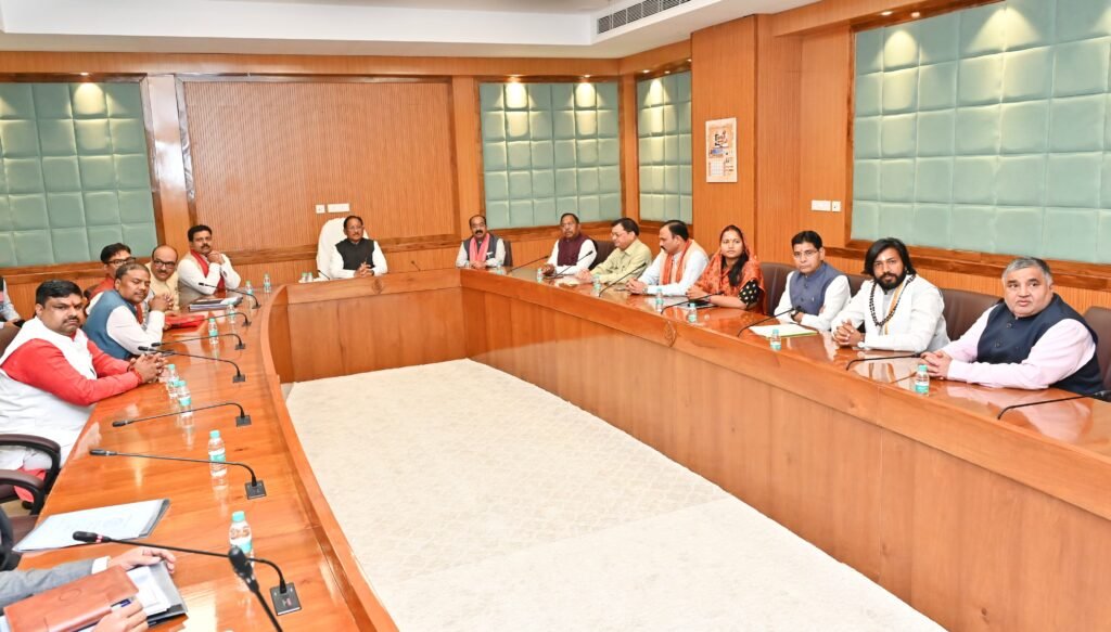 मुख्यमंत्री विष्णु देव साय की अध्यक्षता में विधानसभा परिसर स्थित सभाकक्ष में मंत्री परिषद की बैठक शुरू 2 1006898472 मुख्यमंत्री विष्णु देव साय की अध्यक्षता में विधानसभा परिसर स्थित सभाकक्ष में मंत्री परिषद की बैठक शुरू