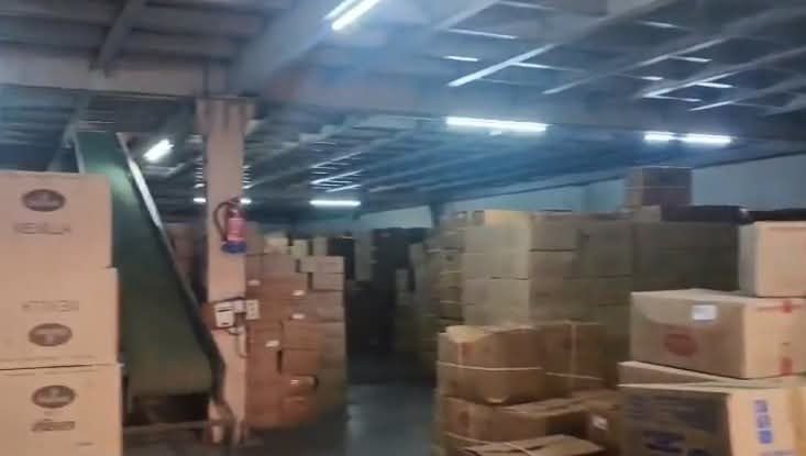 1006936748 लखनऊ में "हल्दीराम' के यहां छापेमारी में 1 क्विंटल 12 किलो एक्सपायर्ड सोनपापड़ी और राजभोग बरामद हुआ है