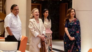 नीता मुकेश अंबानी ने की भारतीय परिधान के साथ हिलेरी क्लिंटन को मेहमाननवाजी 3 20260220 190557 नीता मुकेश अंबानी ने की भारतीय परिधान के साथ हिलेरी क्लिंटन को मेहमाननवाजी