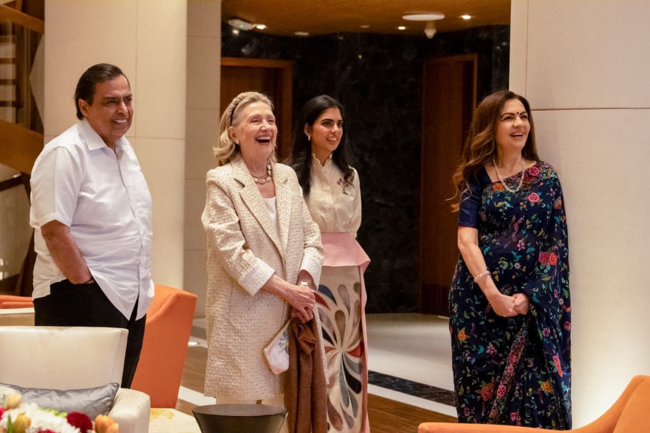 नीता मुकेश अंबानी ने की भारतीय परिधान के साथ हिलेरी क्लिंटन को मेहमाननवाजी 1 20260220 190557 नीता मुकेश अंबानी ने की भारतीय परिधान के साथ हिलेरी क्लिंटन को मेहमाननवाजी