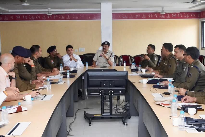 FB IMG 1771734899545 राजधानी रायपुर की ट्रैफिक व्यवस्था सुधारने “मेगा प्लान” पुलिस कमिश्नर संजीव शुक्ला ने ली बैठक