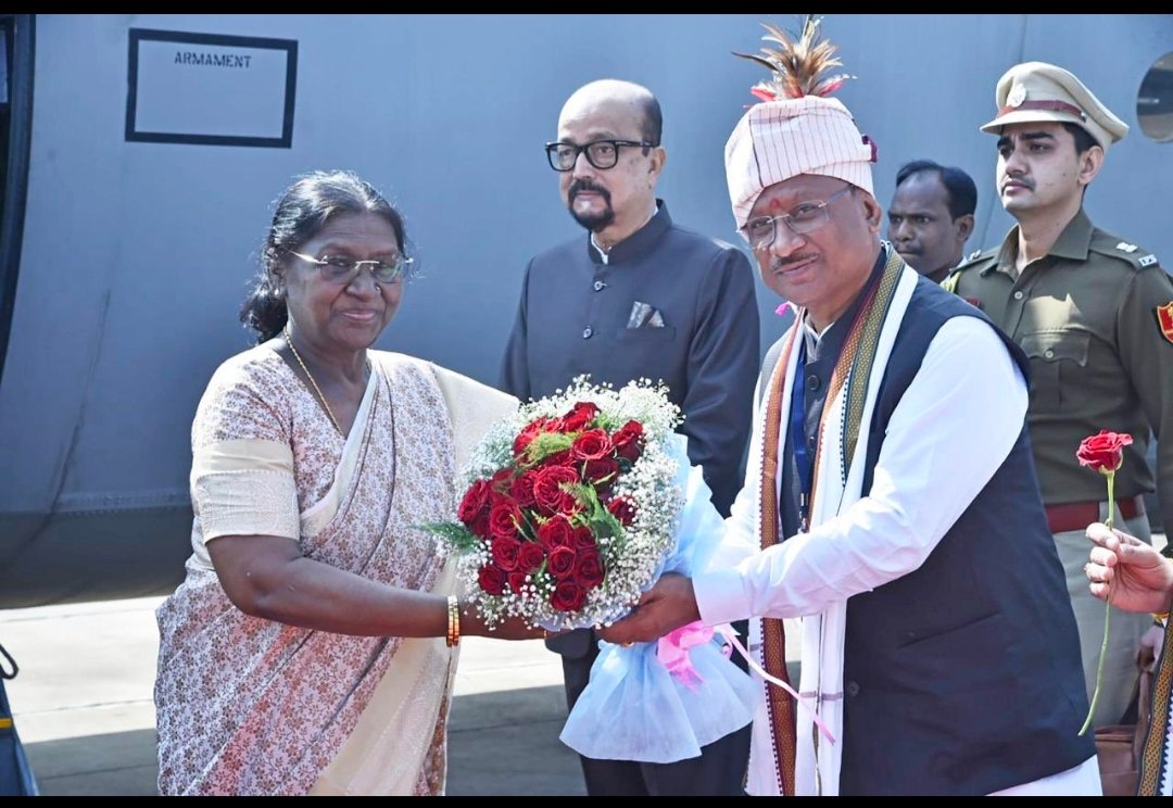 IMG 20260207 130617 राष्ट्रपति द्रौपदी मुर्मु का जगदलपुर आगमन: राज्यपाल रमेन डेका और मुख्यमंत्री विष्णुदेव साय ने मां दंतेश्वरी एयरपोर्ट पर किया आत्मीय स्वागत