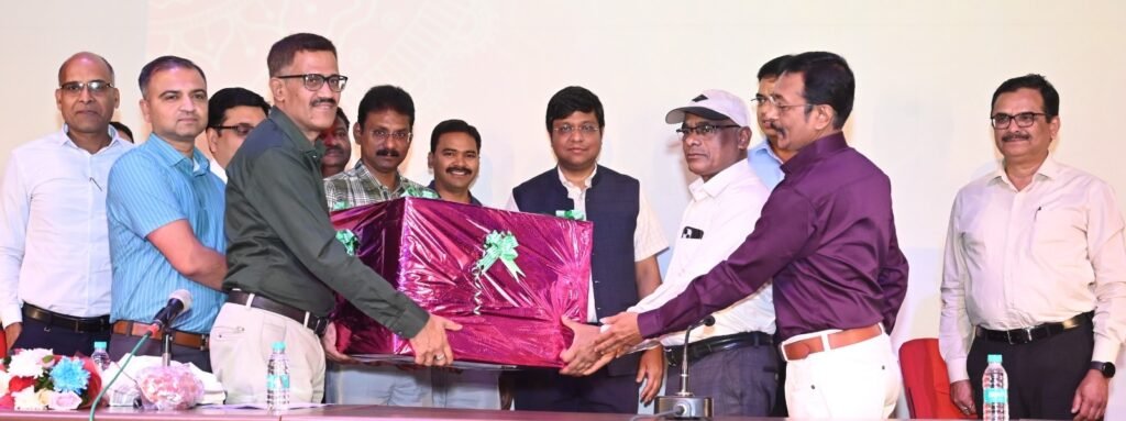 जनसंपर्क विभाग के अपर संचालक जे.एल. दरियो को सेवानिवृत्ति पर दी गई गरिमामय विदाई 2 1006958764 जनसंपर्क विभाग के अपर संचालक जे.एल. दरियो को सेवानिवृत्ति पर दी गई गरिमामय विदाई