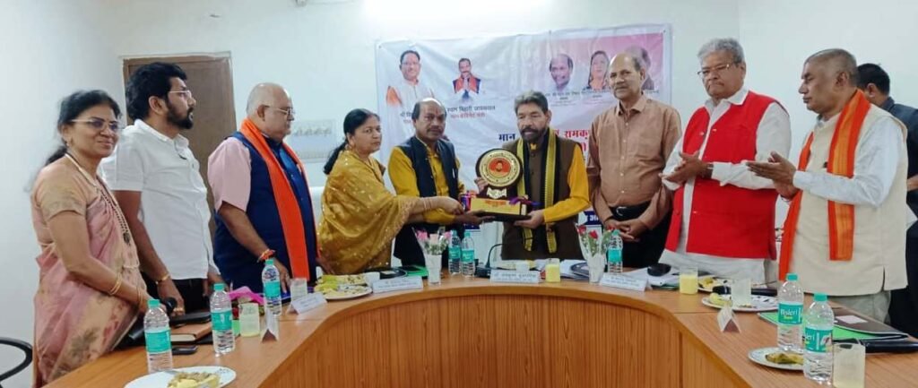 1007237725 आर्थिक, सामाजिक और शैक्षणिक विकास के लिए व्यापक सर्वेक्षण आवश्यक : डॉ. कुसमरिया