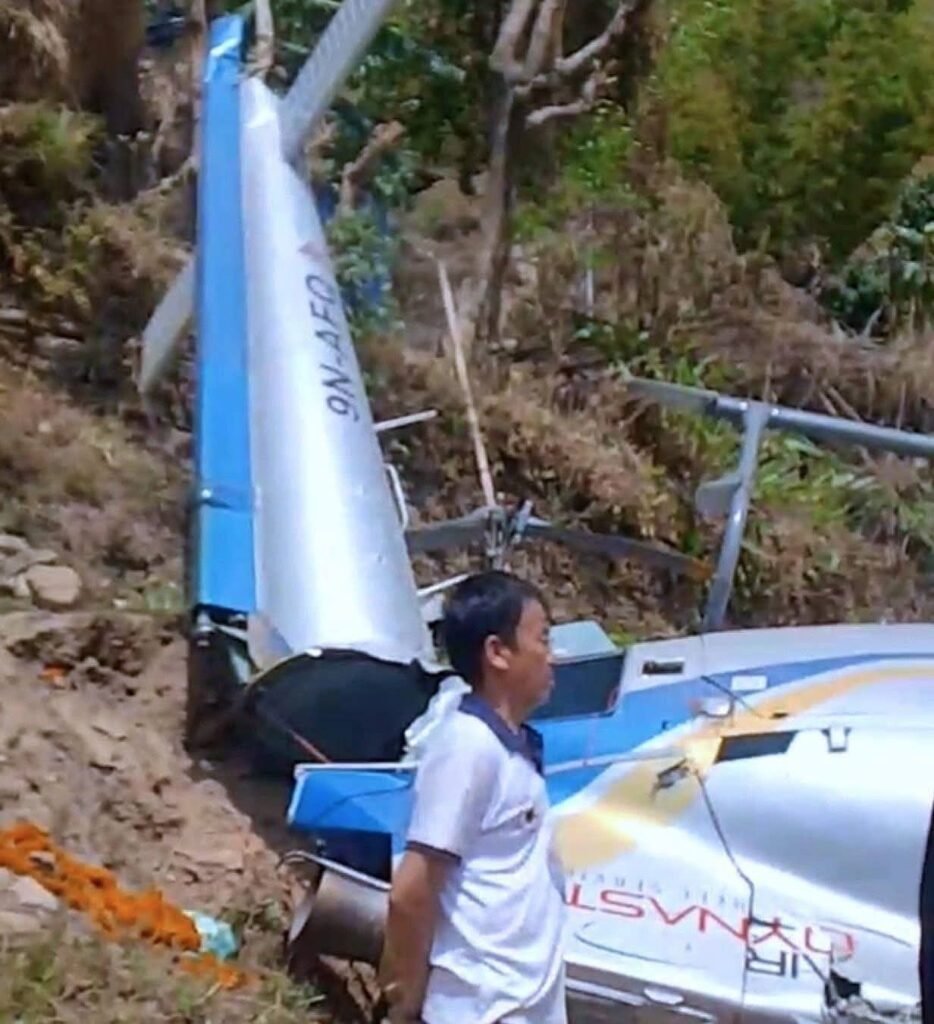 939efd22 1a2b 42a7 9dd0 57b08163b9f9 नेपाल के खोटांग में हेलीकॉप्टर क्रैश, खेत में लैंडिंग के दौरान हादसा