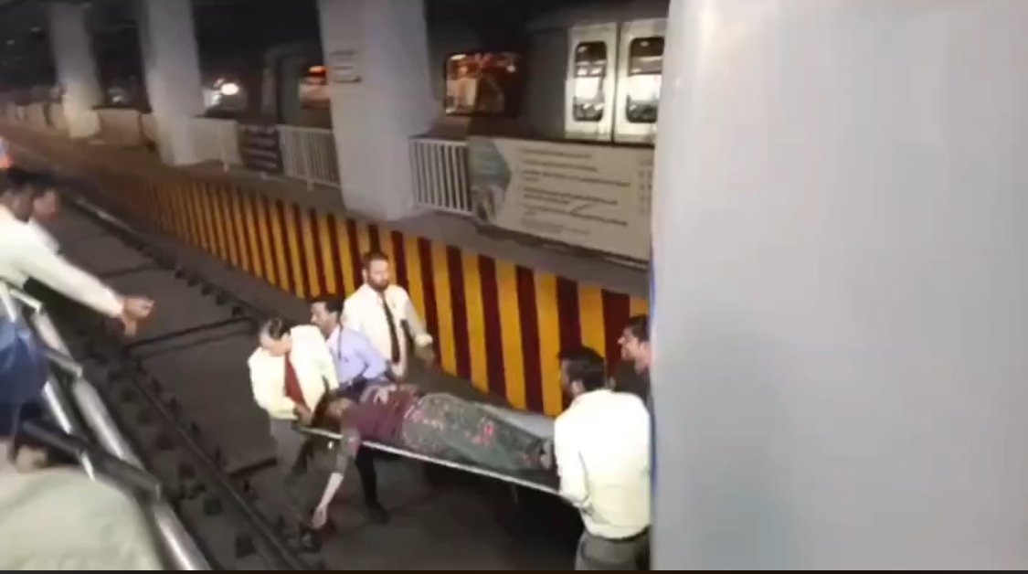 IMG 9682 दिल्ली: राजीव चौक मेट्रो स्टेशन पर ट्रैक पर कूदने से महिला घायल