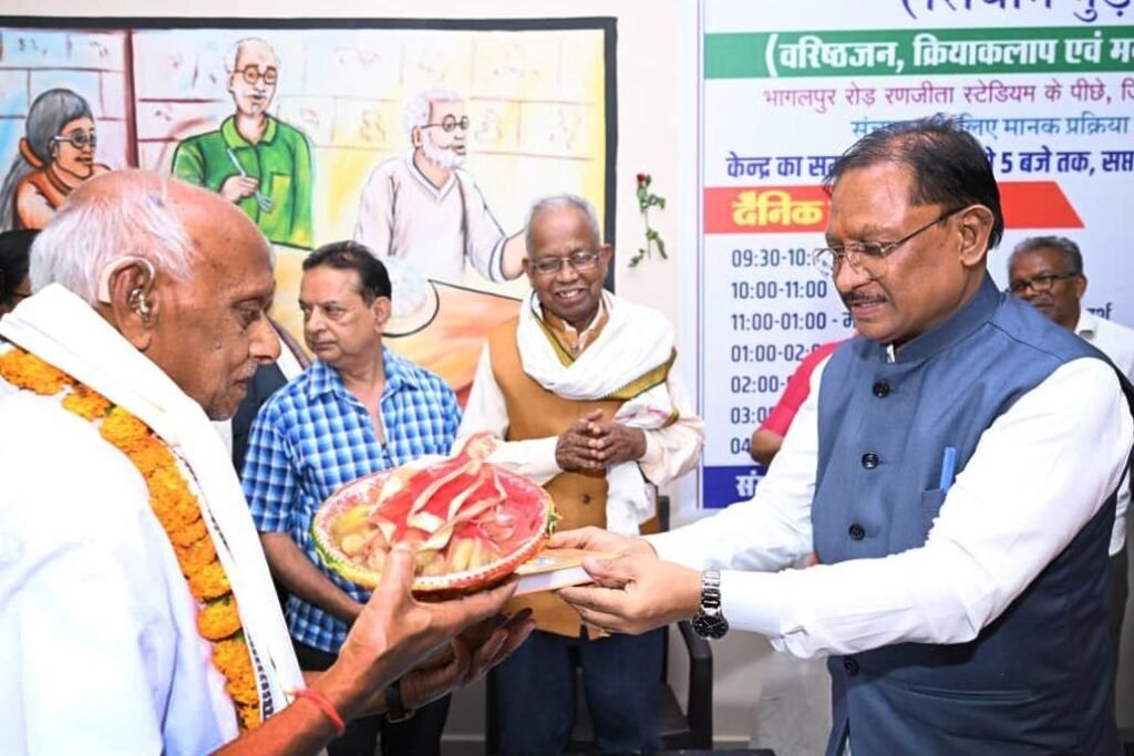 1007493095 मुख्यमंत्री विष्णु देव साय ने सियान गुड़ी का किया शुभारंभ : बुजुर्गों के साथ कैरम खेलकर वरिष्ठजनों का बढ़ाया हौंसला