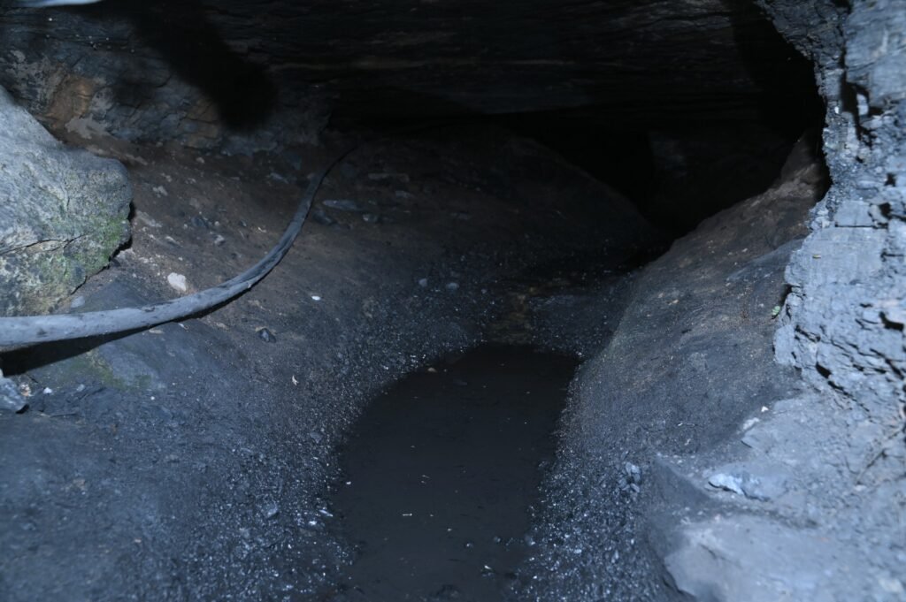 1007513827 करीब 150 मीटर लम्बे सुरंग में अवैध कोयला खनन पर सख्ती, सेंट्रल फ्लाइंग स्क्वाड की बड़ी कार्रवाई