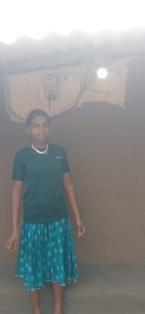 1007570402 दशकों का अँधेरा टूटा, अबूझमाड़ के ईरपानार गाँव में पहली बार पहुँची बिजली