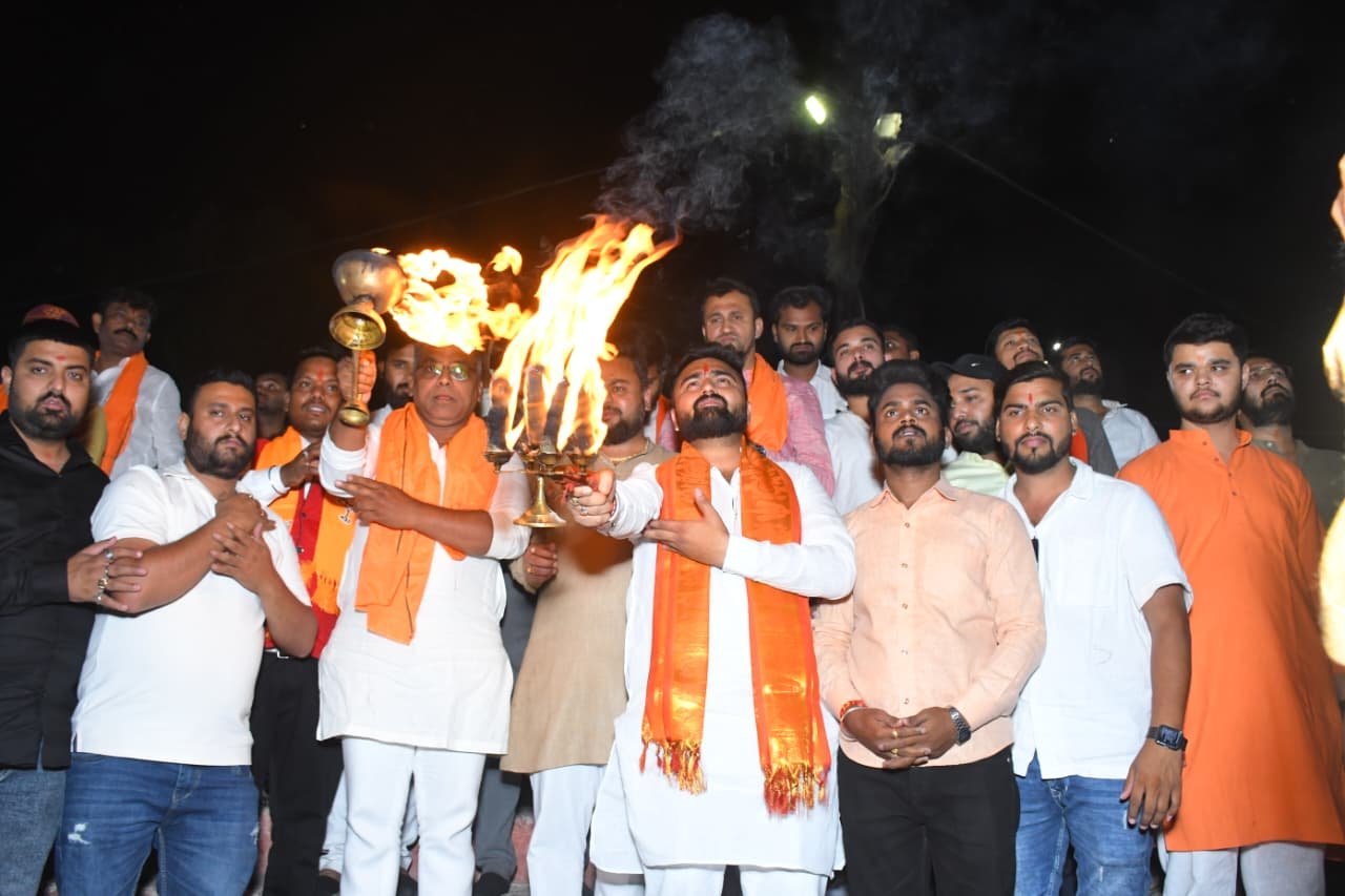 IMG 20260408 WA0294 भाजपा के स्थापना दिवस पर भाजयुमो रायपुर शहर जिला ने किया खारून नदी में महाआरती