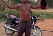 IMG 20260423 163243 पत्नी की निर्मम हत्या कर कटे सिर को लेकर घूमता रहा आरोपी