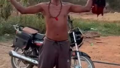 IMG 20260423 163243 पत्नी की निर्मम हत्या कर कटे सिर को लेकर घूमता रहा आरोपी