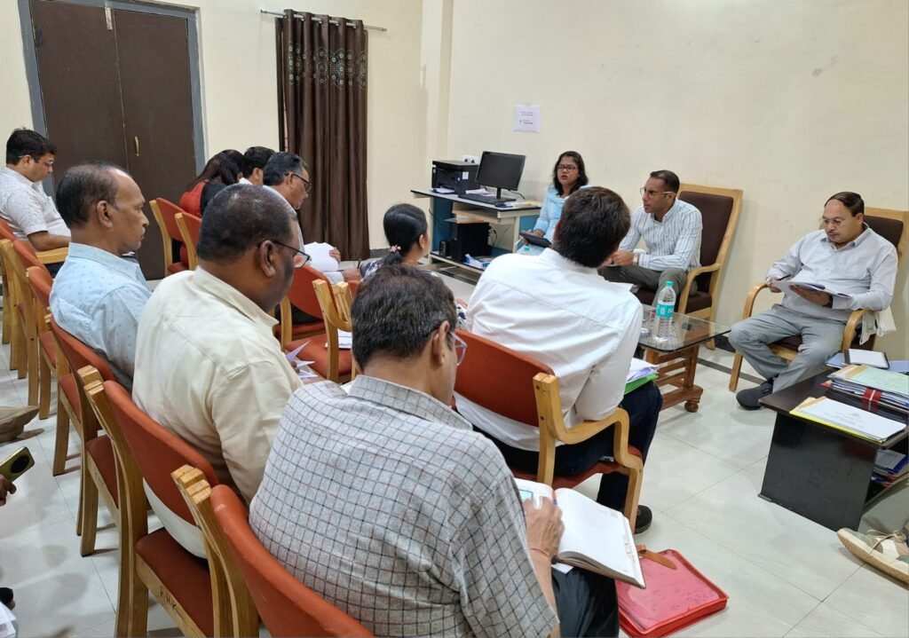 लोक निर्माण विभाग के सचिव ने अधिकारियों व ठेकेदारों की ली बैठक ,प्रगतिरत कार्यों को समय-सीमा में पूर्ण करने के दिए निर्देश 2 1007816664 लोक निर्माण विभाग के सचिव ने अधिकारियों व ठेकेदारों की ली बैठक ,प्रगतिरत कार्यों को समय-सीमा में पूर्ण करने के दिए निर्देश