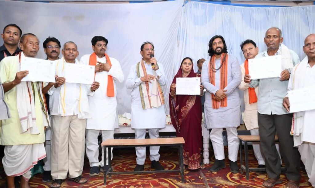 सुशासन तिहार में जनता के बीच पहुँची सरकार : मुख्यमंत्री ने पीएम सूर्य घर और स्वामित्व योजना का लाभ लेने किया आह्वान 2 1007870871 सुशासन तिहार में जनता के बीच पहुँची सरकार : मुख्यमंत्री ने पीएम सूर्य घर और स्वामित्व योजना का लाभ लेने किया आह्वान