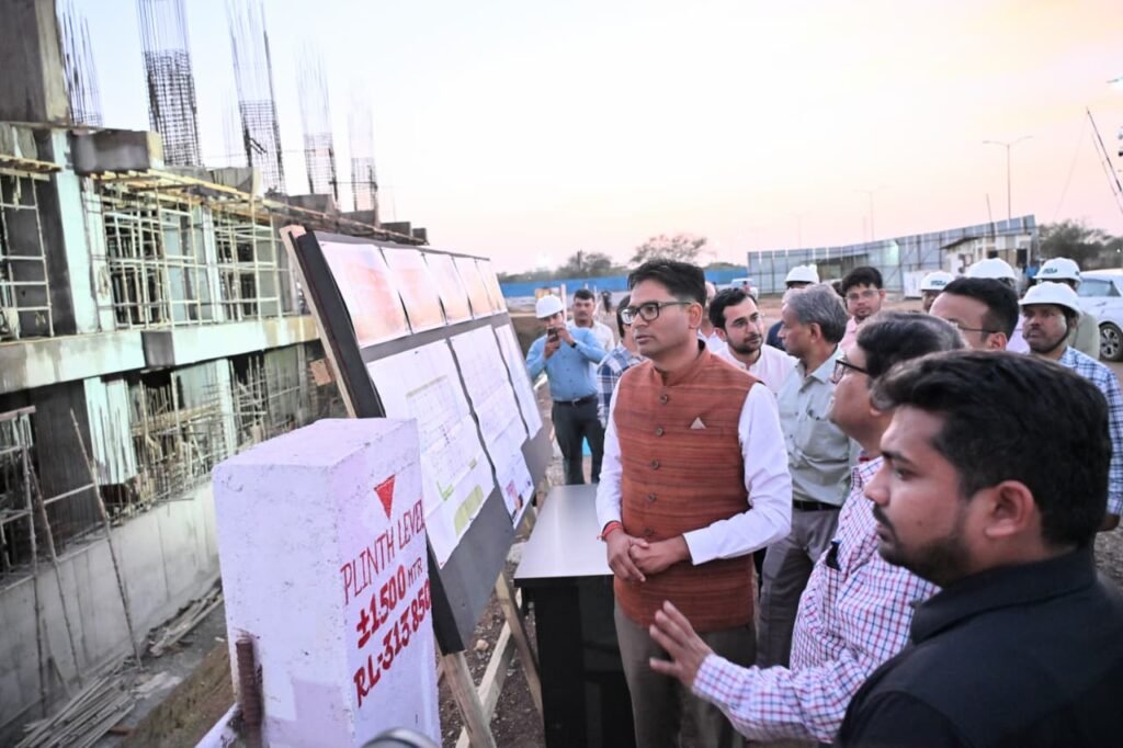 1007884856 वित्त मंत्री ओपी चौधरी ने नवा रायपुर में विकास कार्यों का किया निरीक्षण,रेलवे ओवरब्रिज, आईटी बिल्डिंग, स्पोर्ट्स कॉम्प्लेक्स सहित कई परियोजनाओं की प्रगति का लिया जायजा